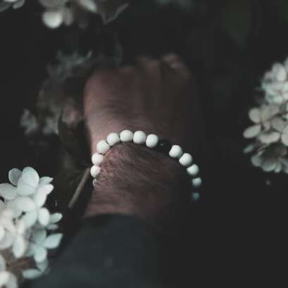 Confection d'un bracelet personnalisé à base de pierres