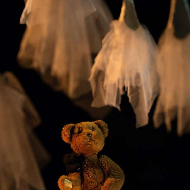 Dans un monde de poupées à l'espace culturel La Buire