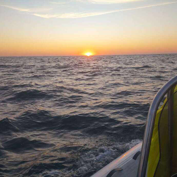 Sonnenaufgang über dem Wasser angesichts von Fort Boyard