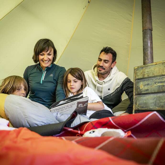 Nuitée Bivouac en forêt sous un tipi chauffé au bois