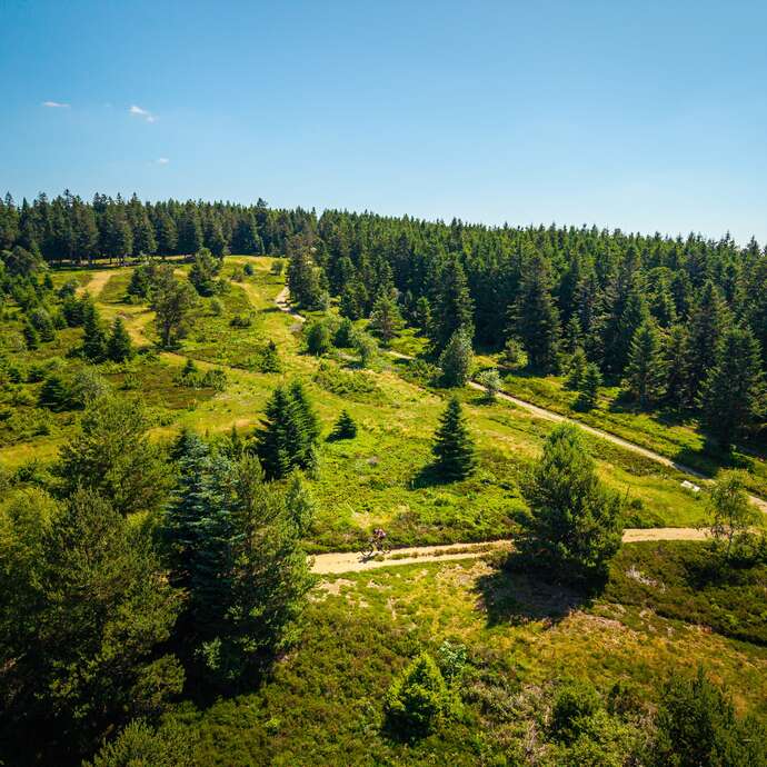N°66 - Le bourg de Chalmazel - Espace VTT-FFC Massif des Bois Noirs