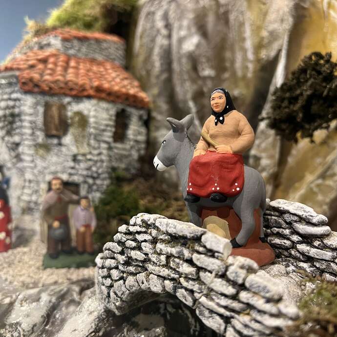 Atelier argile au Village des Santons - Décoration d'un santon brut