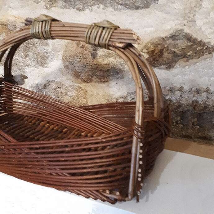 Atelier Vannerie - Tressez un grand panier modèle zarzo sur fond Plat en osier