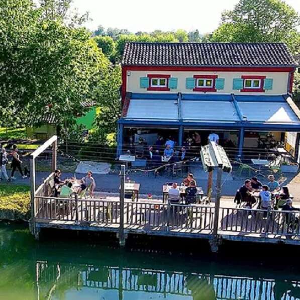 Une bouteille au canal