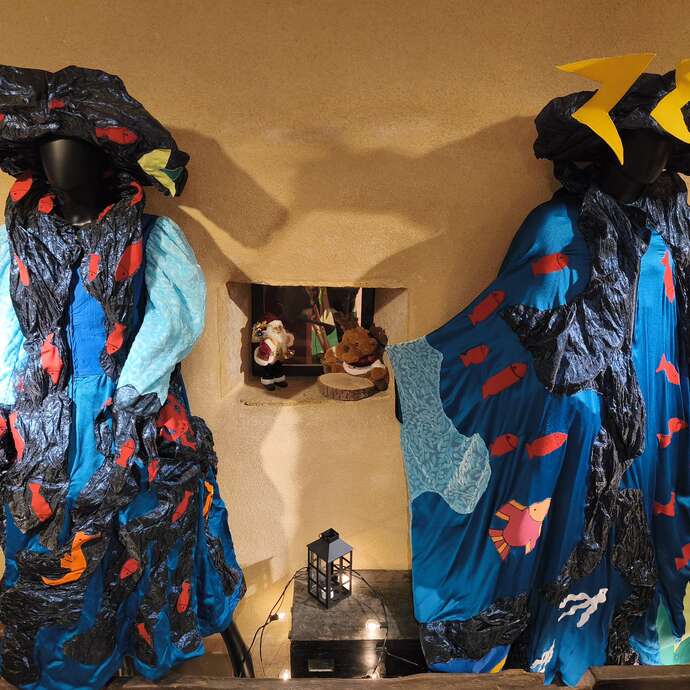 Exposition déambulatoire de costumes dans les magasins de Charlieu : les quatre éléments jeu familial