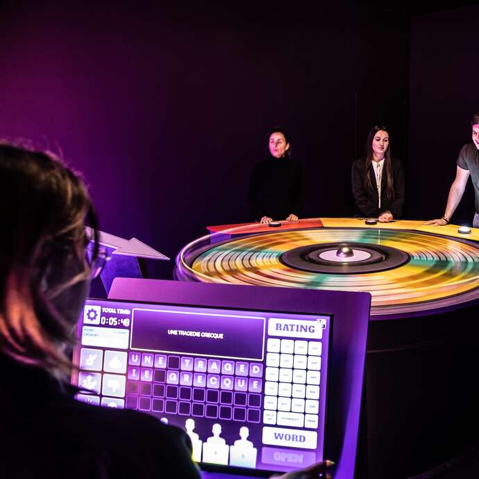 Jeu de plateaux TV avec Cube TV