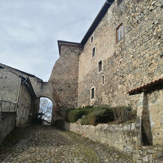 Porte du château et ses remparts