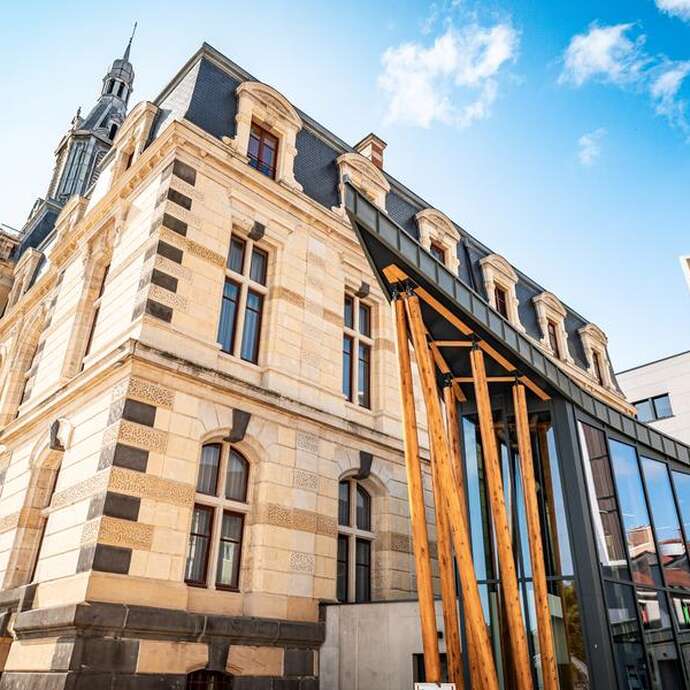 L'hôtel de ville et son quartier