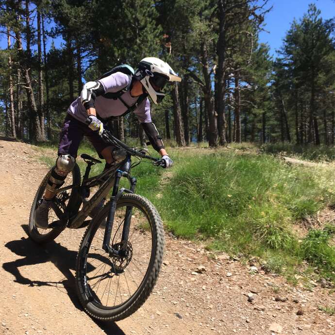Downhill mountain biking for beginners with Pyrénées Excursions