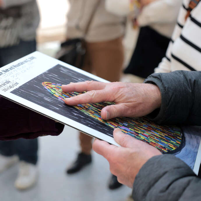 Visite tactile à la Bibliothèque Jean Laude
