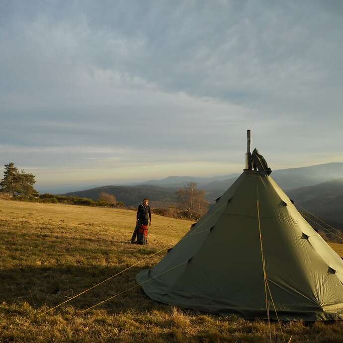 Nuitée Bivouac en forêt sous un tipi chauffé au bois