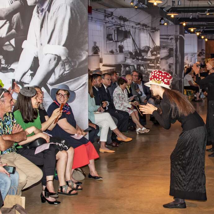 Balade chorégraphiée des Rencontres Internationales des Arts du Chapeau