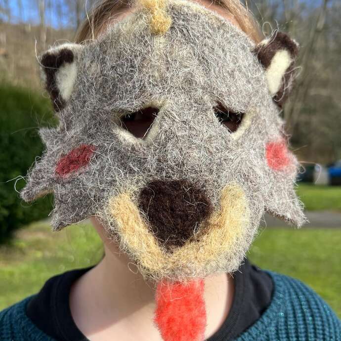 Atelier de fabrication d'un masque de loup en feutre avec Natacha Sansoz