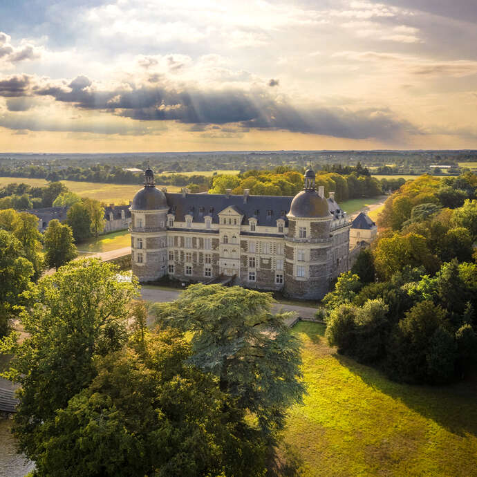 Ronde de nuit dans les châteaux d'Anjou : visite nocturne du château de Serrant