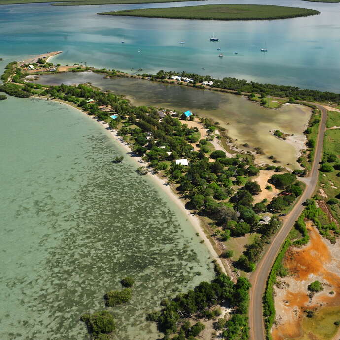 Plage de Ouano - Surf Camp (au Nord de presq. Î. Ouano)