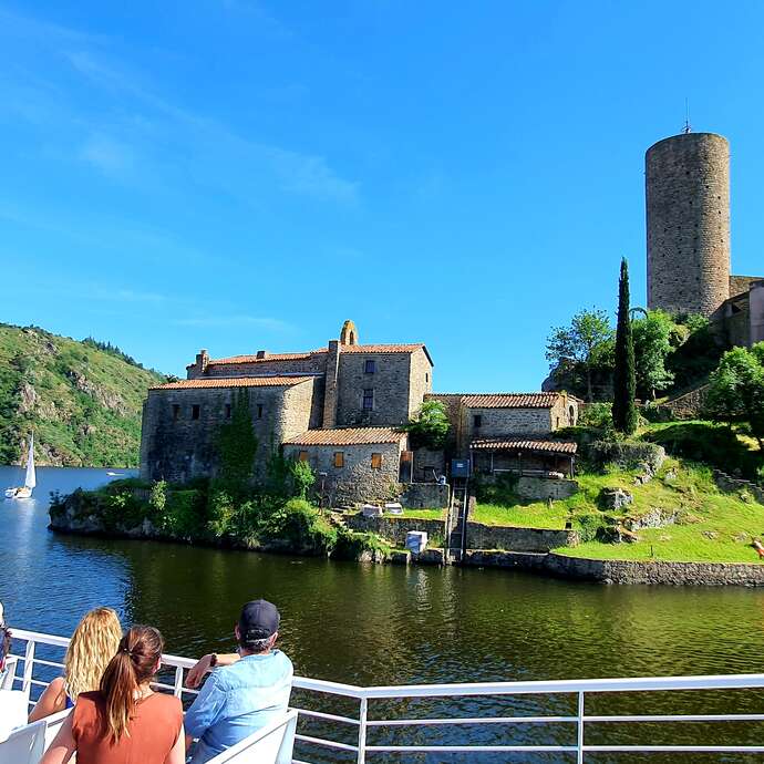 A cruise along the lake