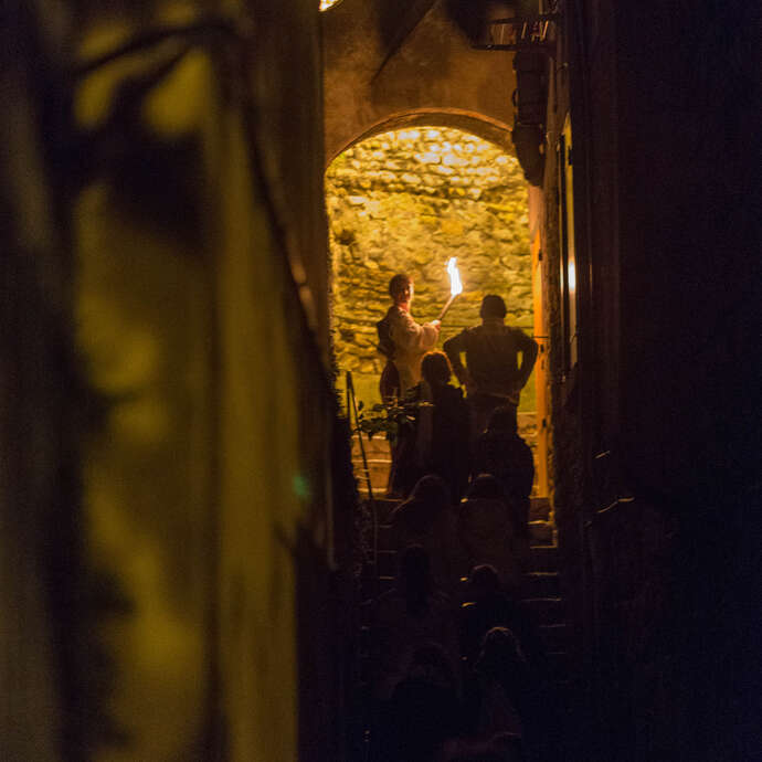 Visite nocturne : Trévoux insolite, contes et détours