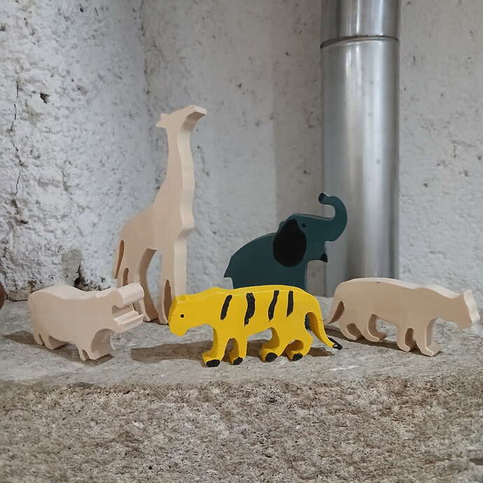 Atelier enfant de peinture sur figurines en bois avec Robert Brunelin