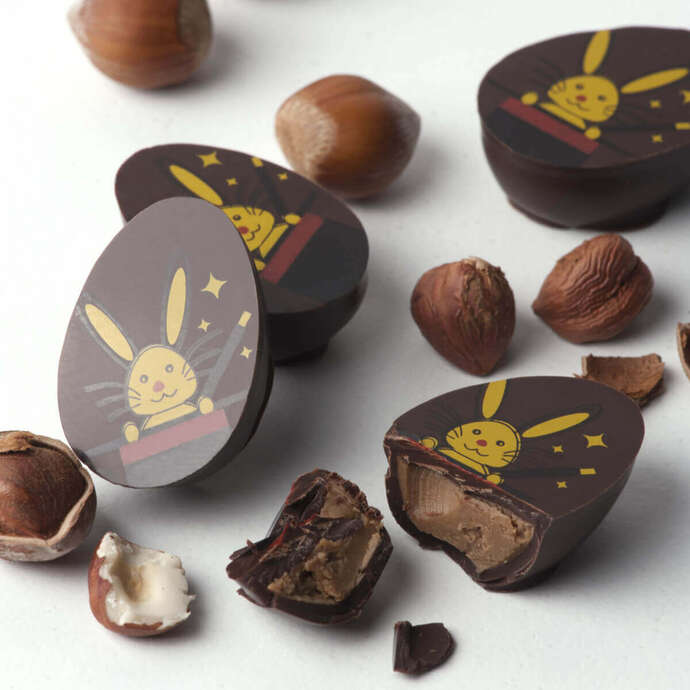 I coat and decorate my egg halves in pairs - Adult workshop