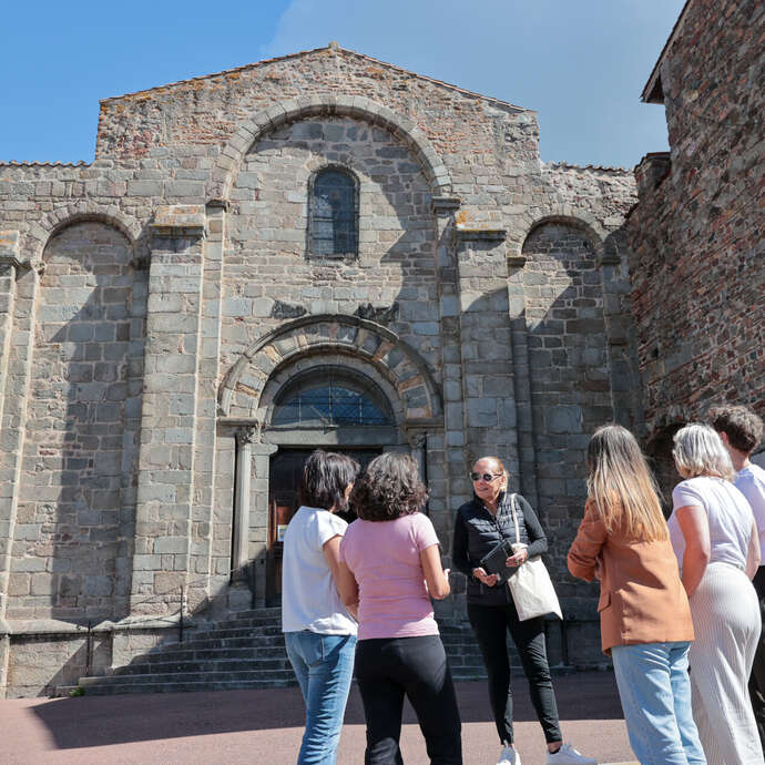Visite les peintures murales de l'église prieurale