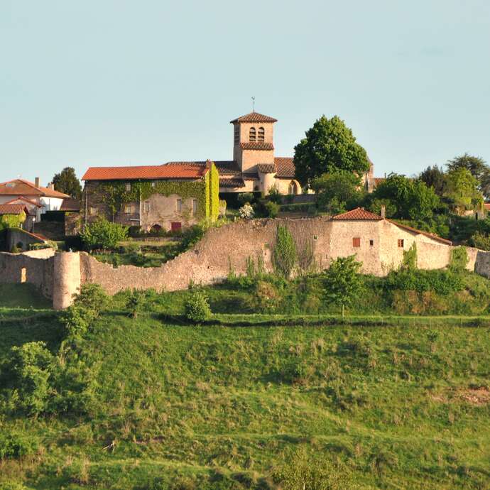 Saint-Haon-le-Châtel, cité fortifiée de la Côte Roannaise.