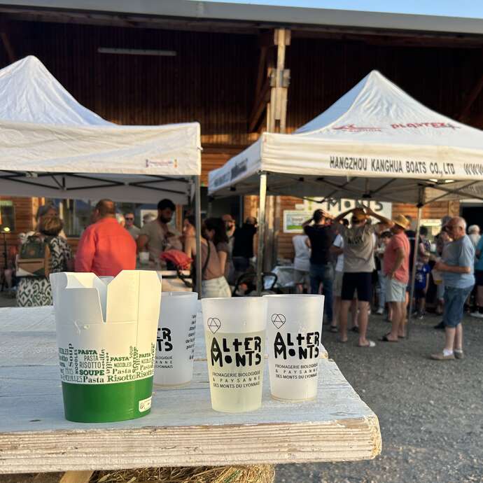 Marché estival de la fromagerie AlterMonts.